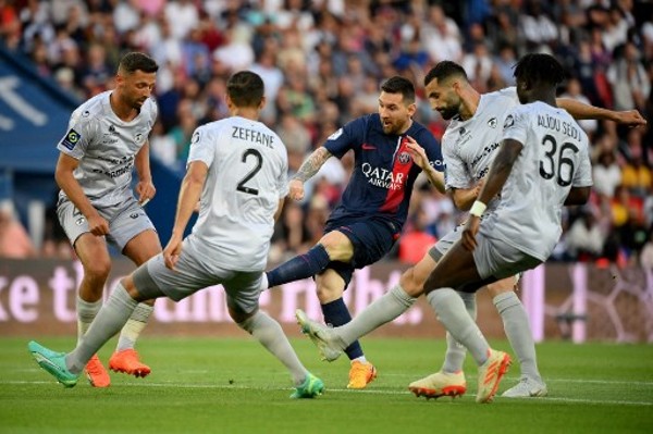 哈维-西蒙斯在切尔西官宣哈托评论区留言：我宝❤️